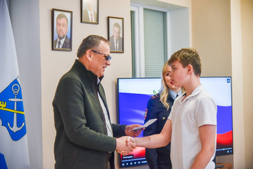 Александр Дрозденко вручил первые паспорта юным мариупольцам