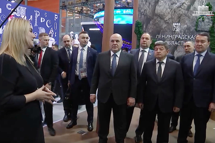 Стенд Ленобласти на ВДНХ посетил глава Правительства России