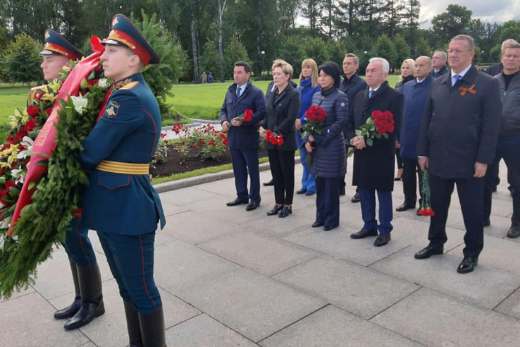 Ленинградцы отдают дань памяти погибшим в блокаду
