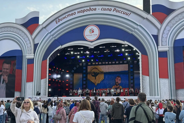 Флаг России, объединяющий регионы: сотрудники Представительства Ленобласти на фестивале «Русское поле»