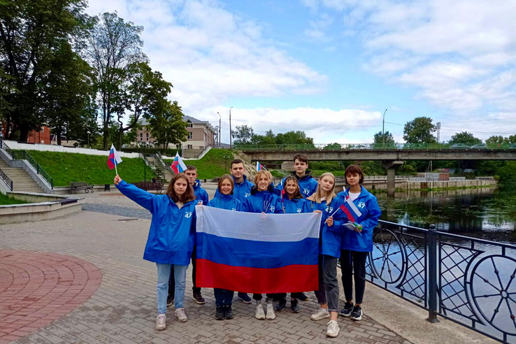 Ленинградская область отмечает День флага России