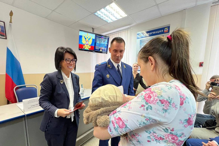Беженцы из Донбасса получили российские паспорта