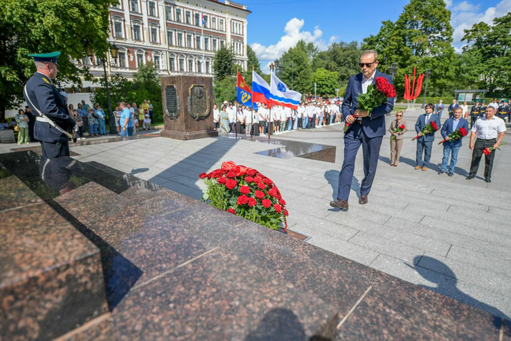 Цветы — в память о героях Ленинградской битвы